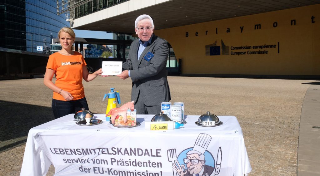 foodwatch-Aktivisten überreichten den Offenen Brief in Brüssel und protestierten vor dem Gebäude der EU-Kommission